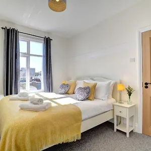  Apartment Modern 4 Bedroom Townhouse Perfect Location.